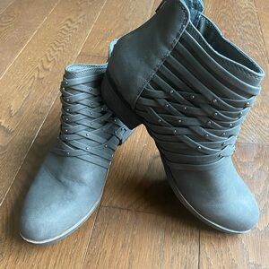 SO kohls womens gray ankle booties size 7.5